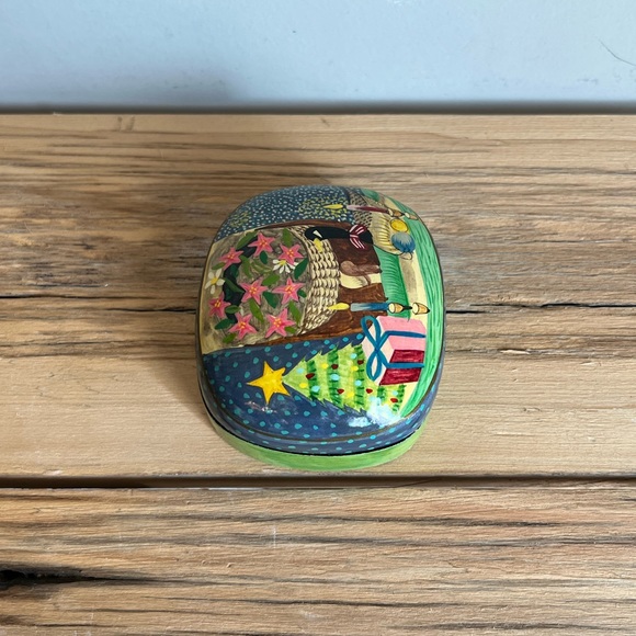 Vintage Hand Painted Green Holiday Scene Asian Lacquered Keepsake Box - Picture 9 of 9